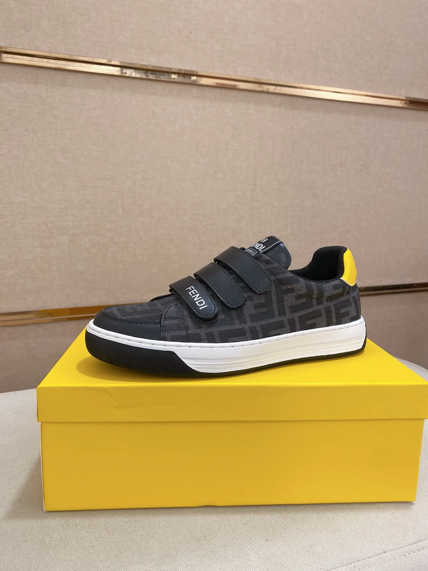 Men's shoes 💰 400💰 (FENDI) New high-top 👊🏻 upper 🇮🇹 imported cowhide fabric 🇩🇪 lining imported sheepskin lining. The original outsole is molded to highlight the identity of every man, and the upper foot is stable and stable🚶🏻🚶🏻The high-end custom counters reproduce the original version📯No matter the wind or rain, the shoe last remains unchanged and can withstand the verification of time🔍️,🔵 Size: 38-44 (45 is custom-made and cannot be returned or exchanged